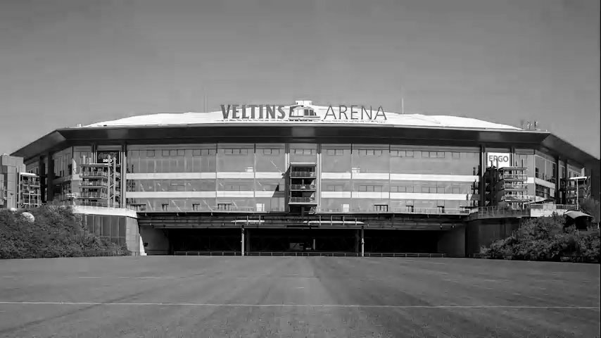 Außenansicht Veltins Arena Südkurve in schwarz weiß